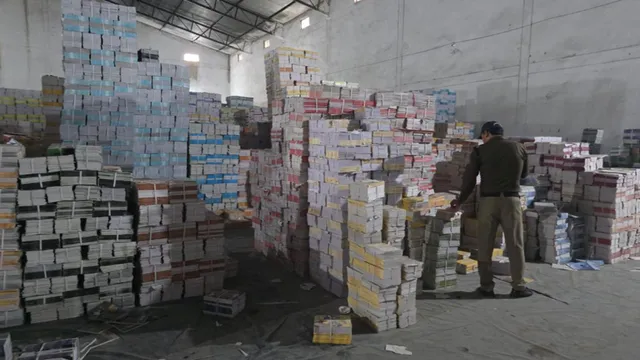 नकली किताबों