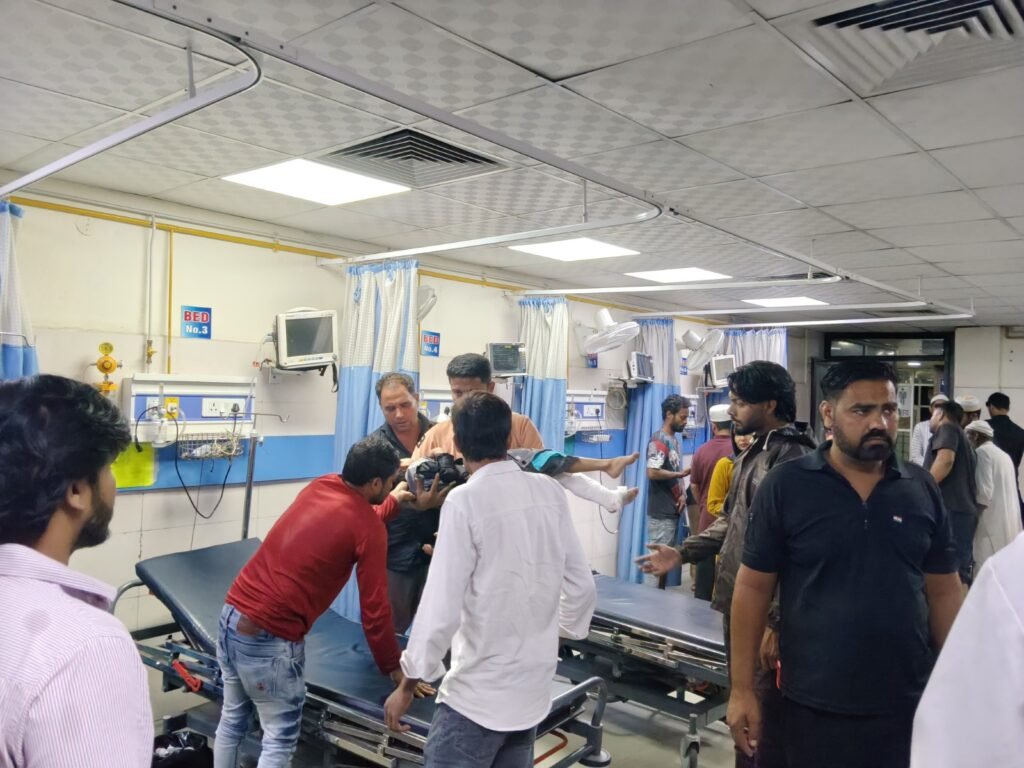 अस्पताल में घायलों का उपचार