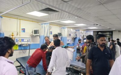 अस्पताल में घायलों का उपचार