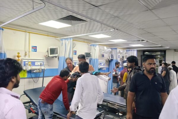 अस्पताल में घायलों का उपचार