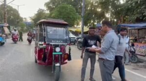 ई-रिक्शा चालक के कागजातों
