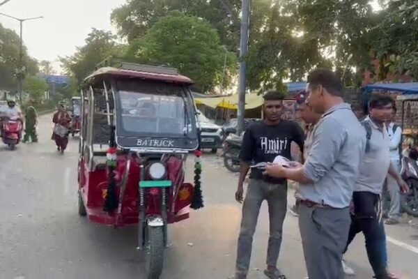 ई-रिक्शा चालक के कागजातों