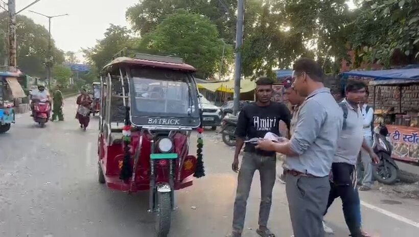 ई-रिक्शा चालक के कागजातों