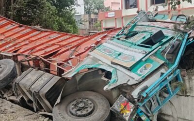गर्ल्स हॉस्टल की दीवार तोड़कर पलटा ट्रक