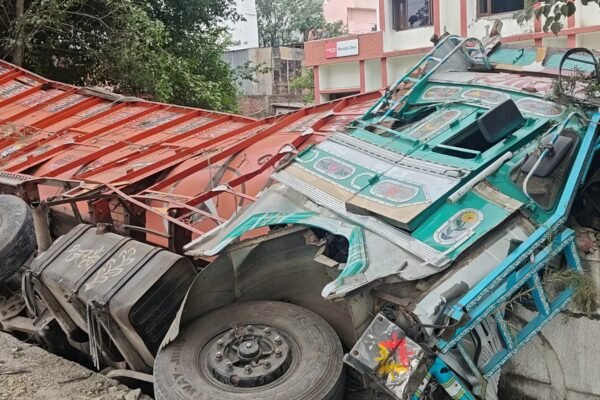 गर्ल्स हॉस्टल की दीवार तोड़कर पलटा ट्रक